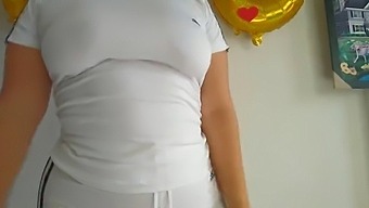 Zažite Vzrušenie Z Pozerania Zmyselnej Derriere Mojej Nevlastnej Sestry, Ako Dáva Orálne Potešenie, Rozkročí Sa A Nechá Sa Oplodniť Semenom