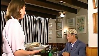 Fransk Brunette Nyder En Trekant På En Restaurant Under Papi Voyeur'S Vagtsomme Øje.