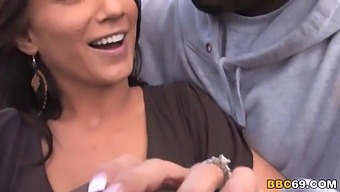 Blonde Carina Roman Tager På Sig En Sort Mands Store Pik I Et Interracial Analmøde