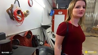 Большегрудая Любительница Получает Деньги За Ремонт Машины.