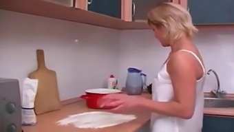 امرأة ناضجة روسية وشاب لا علاقة له بها تنغمس في المتعة المحرمة ..