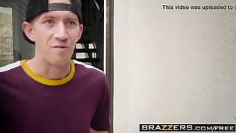 Alexis Fawx A Danny D Hrajú V Krátkom Filme Brazzers S Nezvyčajnou Prácou Manželky.