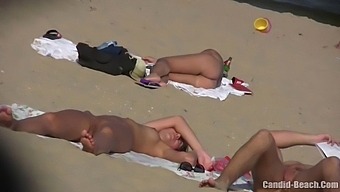 Skjult Kamera Fanger Nudistparets Intime Øyeblikk På Stranden I Høy Oppløsning.